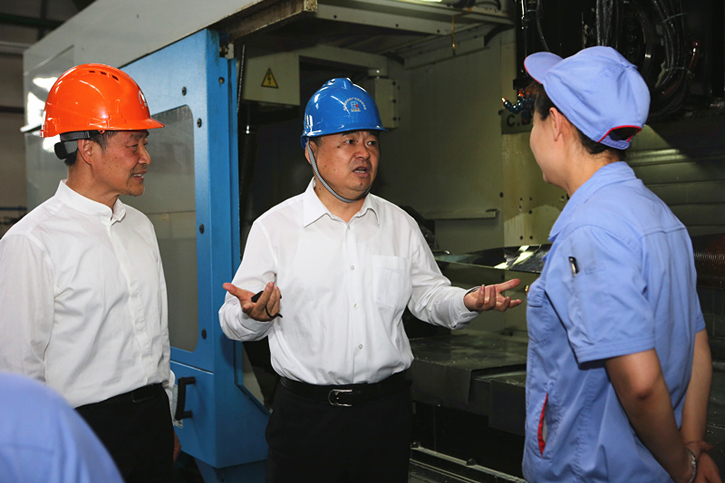 郝鹏与6008集团官方网站集团一线生产职员深入交流